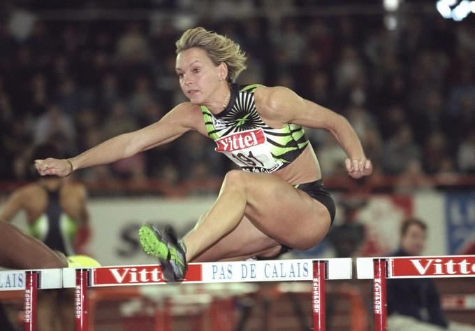 Ni kaj, velemojstrica za preskakovanje ovir. Ljubljančanka se je poleg srebrne olimpijske medalje veselila tudi brona na dvoranskem svetovnem prvenstvu v Barceloni leta 1995 v teku na 60 metrov z ovirami in srebra na evropskem prvenstvu leta 1998. Za najprestižnejšo zmago velja tista na slovitem mitingu v Zürichu leta 1996. | Foto: Guliverimage/Getty Images