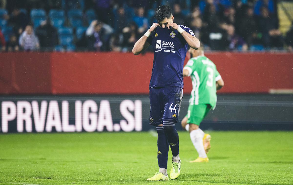 Maribor Olimpija pokal finale | Marko Tolić je globoko v sodnikovem podaljšku zapravil najstrožjo kazen za Maribor. Njegov poskus se je povsem ponesrečil, tako da je Matevž Vidovšek zlahka ujel žogo. | Foto Grega Valančič/Sportida