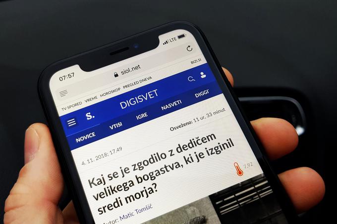 Pametni telefon iPhone XR v najdražji različici v prodaji brez vezave pri operaterju stane 1.099 evrov. | Foto: Matic Tomšič