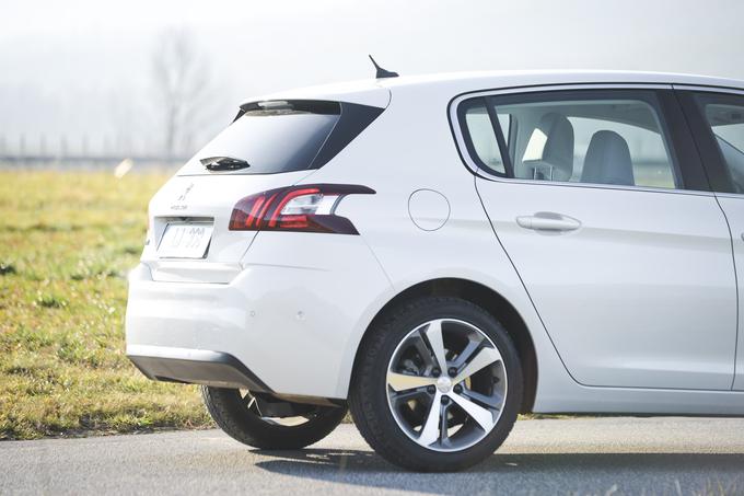 Peugeot dobro združuje dinamičnost in oblikovno posebnost, do 20 tisoč evrov pa nudi tudi žaromete LED. | Foto: Ciril Komotar