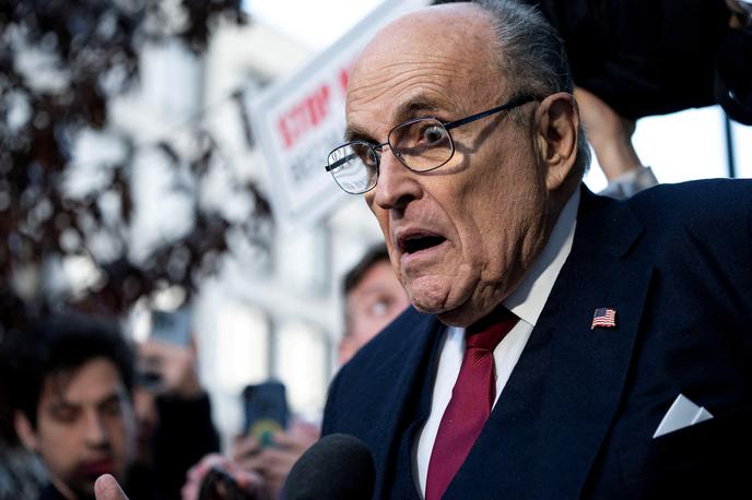 Rudy Giuliani | Nekdanjemu županu so pripisovali uspešne ukrepe za zmanjšanje kriminala v mestu in odločno vodenje New Yorka v času terorističnih napadov 11. septembra 2001. Zapletlo pa se je, ko je postal odvetnik nekdanjega predsednika Donalda Trumpa in je po volitvah leta 2020 vlagal brezpredmetne tožbe proti izidom volitev v številnih zveznih državah. | Foto Reuters