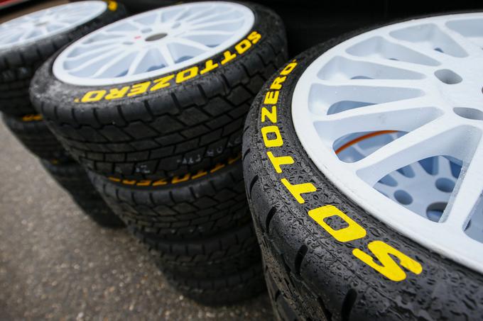 Uradni opremljevalec tovarniških moštev je letos Pirelli. | Foto: Toyota