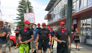 Na protestnem shodu proti odpuščanjem v Fraportu #video