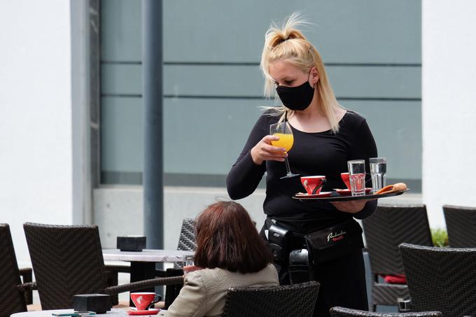 Uvrstitev na rdeči seznam med drugim pomeni, da se v omenjenih regijah zaprejo gostinski lokali in fitnesi, zaščitne maske pa so obvezne tudi na prostem. | Foto: STA ,