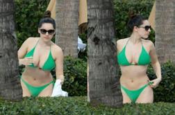 Kraljica plaže: Kelly Brook v minimalističnih kopalkah