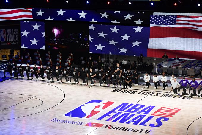 Goran Dragić (peti z leve) je pred tekmo med ameriško himno pokleknil, nato pa s klopi spremljal izjemno igro svojih soigralcev. | Foto: Getty Images