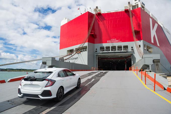 Honda je nove civice že začela izvažati v ZDA. Oblikovno so podobni evropskim, ki jih bodo uradno predstavili konec meseca na avtomobilskem salonu v Parizu. | Foto: Reuters