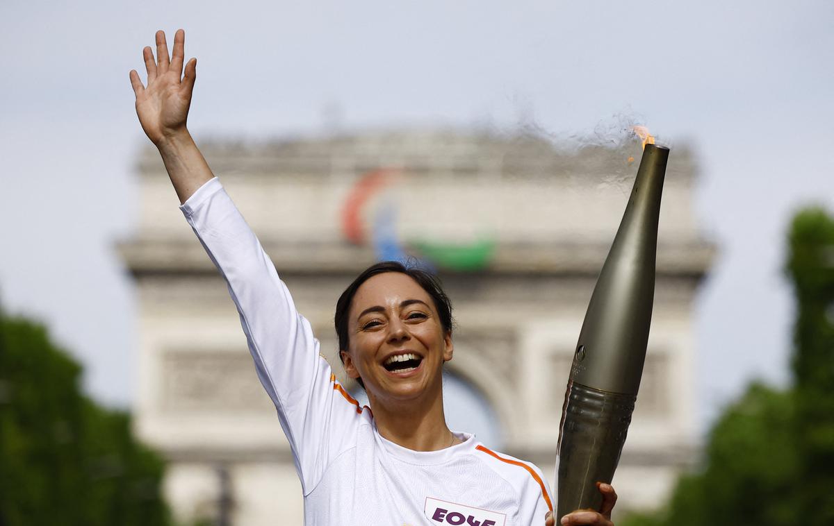 Pariz 2024 Olimpijski ogenj | Plamenico je pred Slavolok zmage ponosno postavila priznana slaščičarka chef Nina Metayer. | Foto Reuters