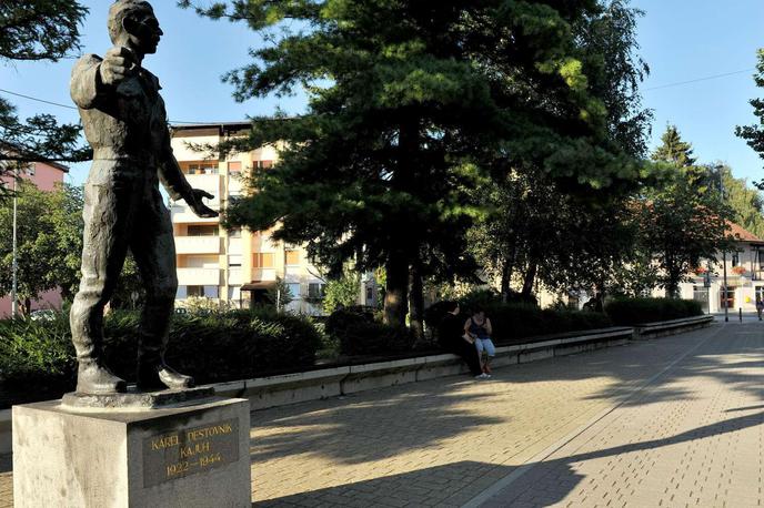 Karel Destovnik Kajuh | Spomenik Karlu Destovniku - Kajuhu v njegovem rodnem Šoštanju | Foto STA