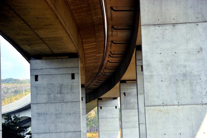 Zasnova viadukta s konstruktorskega in izvedbenega vidika je omogočila izvedbo gradnje z že preizkušenimi tehnologijami: na prehodu globljega dela doline so škatlasti voziščni konstrukciji gradili po sistemu proste konzolne gradnje, na preostalem, pobočnem delu viadukta pa so uporabili tehnologijo gradnje na fiksnem ali pomičnem jeklenem odru. | Foto: Gregor Pavšič