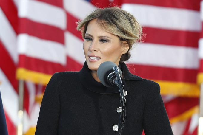 Melania Trump sicer ne gre tako daleč kot mož pri vztrajanju, da ni izgubil volitev 2020, izraža pa dvom v legitimnost rezultata. Še vedno ne razume, kako so lahko Joeja Bidna razglasili za zmagovalca Arizone, preden so prešteli vse glasove. Za zmedo ponovno krivi medije. | Foto: Guliverimage