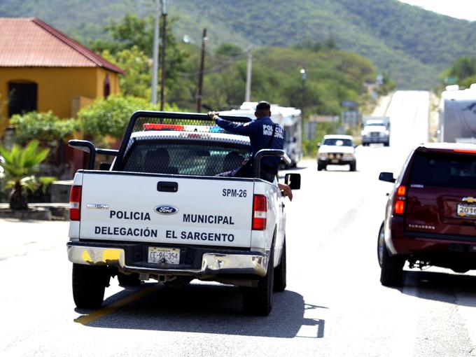 V kesonih poltovornjakov se z avtomatskim orožjem, z večino izpeljank ameriške jurišne puške M-16 v rokah, vozijo tudi policisti. Do zob oborožene patrulje smo srečali kar nekajkrat. | Foto: Jure Gregorčič