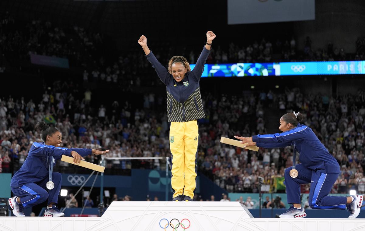 Rebecca Andrede | Brazilka Rebecca Andrade je v Parizu vendarle osvojila zlato medaljo. Za dosežek sta se ji poklonili tudi Američanki Simone Biles in Jordan Chiles.    | Foto Guliverimage