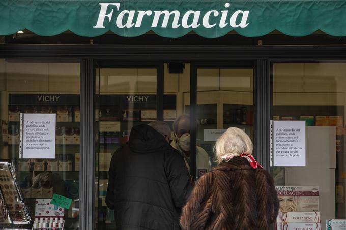 V italijanskih lekarnah je veliko povpraševanja po razkužilih in zaščitnih maskah. | Foto: Guliverimage/Getty Images