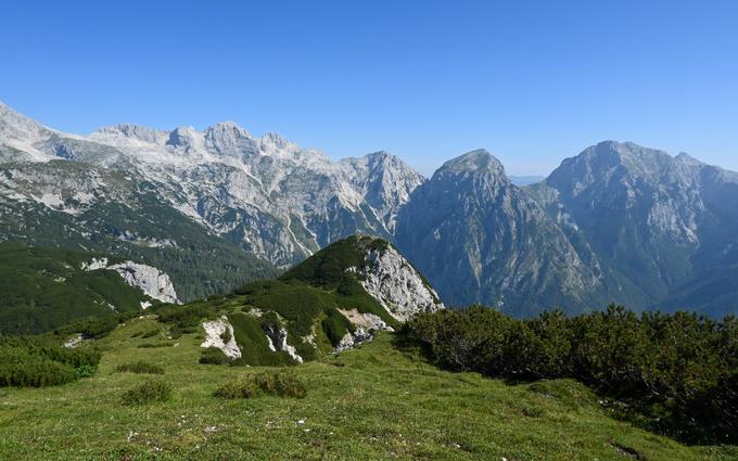 Pogled z Vrha Korena. Spodaj pod nami je Jermanov turn, v ozadju najvišji vrhovi KSA. | Foto: Matej Podgoršek