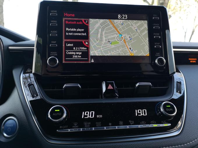 Sredinska konzola s posrečeno kombinacijo fizičnih gumbov in 8-palčnega digitalnega zaslona na dotik. Infozabavni vmesnik ne sodi med najbolj moderne, saj tudi ne podpira vmesnikov Car Play in Android Auto. Za navigacijo je zato treba plačati 960 evrov. | Foto: Gregor Pavšič
