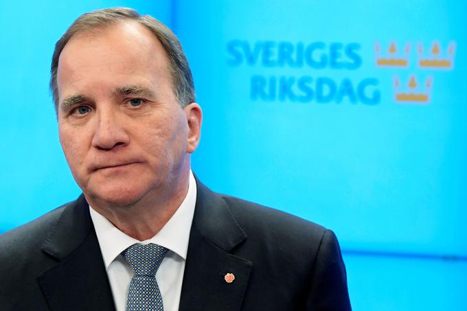 Stefan Löfven vodi švedsko vlado od leta 2014. Pred pandemijo so njegove socialdemokrate na javnomnenjskih lestvicah že prehiteli Švedski demokrati. V času pandemija covid-19 so socialdemokrati spet postali najbolj priljubljena stranka. Sledi jim Zmerna stranka, Švedski demokrati pa so na tretjem mestu.  | Foto: Reuters