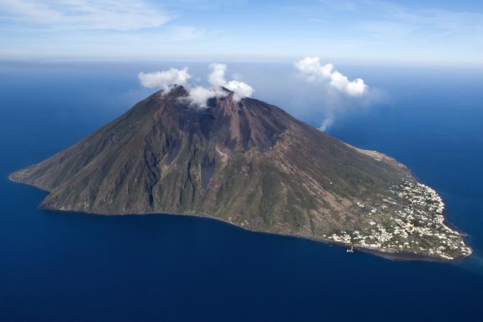 Italijanski ognjenik Stromboli, ki leži na istoimenskem otoku v Tirenskem morju ob zahodni obali Italije, zadnjih 2.000 let bruha praktično brez premora in je najaktivnejši vulkan na svetu. Zaradi pogostih izbruhov, zadnji večji se je zgodil leta 2009, se je ognjenika oprijel vzdevek "svetilnik Italije". Gora Stromboli je sicer visoka 924 metrov, na vrhu pa so trije aktivni ognjeniški kraterji. | Foto: Thinkstock