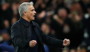 Kakšna reakcija pobiralca žog, veliki Mourinho ga je kar objel #video