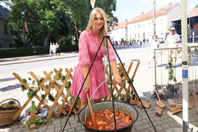 V kuhanju bograča se je preizkusila tudi aktualna mis Slovenije Alida Tomanič. | Foto: Mediaspeed