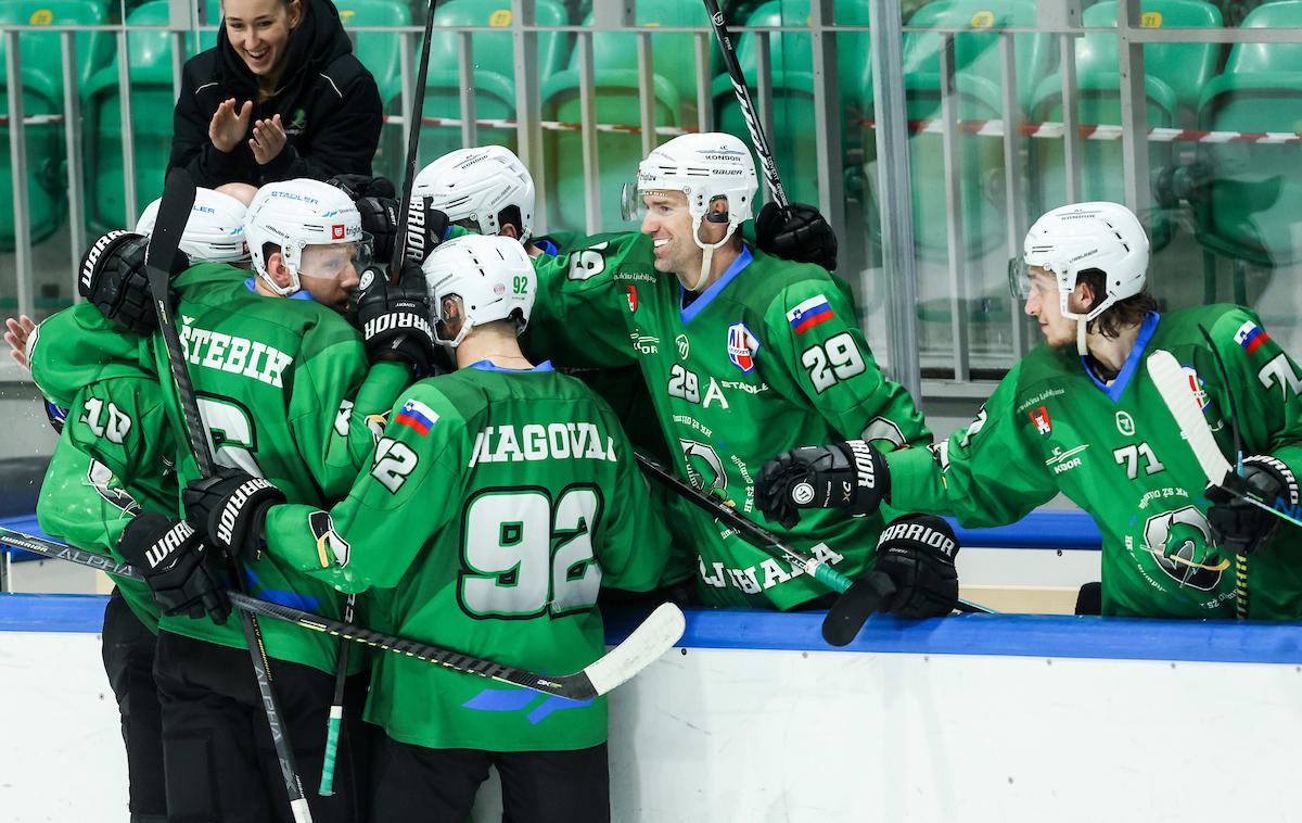 Hk Olimpija Lustenau, polfinale, Alpska liga | Hokejisti Olimpije so si z zanesljivo sobotno zmago priigrali finale Alpske lige, v katerem jim bo nasproti stal Asiago. Serija na tri zmage se bo v torek začela v Tivoliju. | Foto Vid Ponikvar