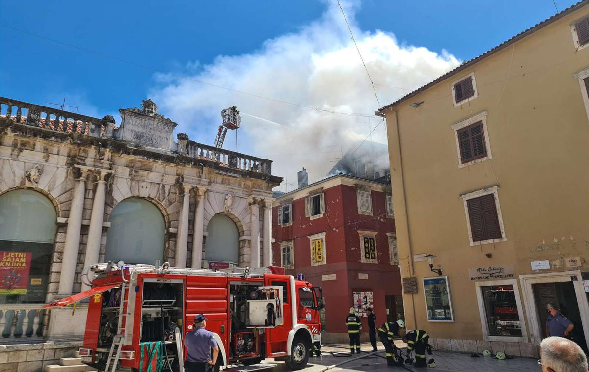 Gašenje požara v starem mestnem jedru Zadra | Foto STA