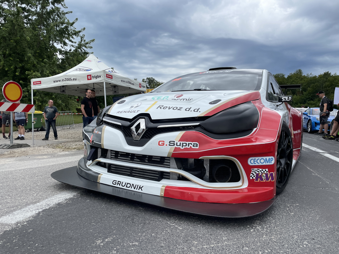 Že v zgodnji fazi razvoja je Grudnikov štirikolesno gnani clio zelo konkurenčen. | Foto: Gregor Pavšič