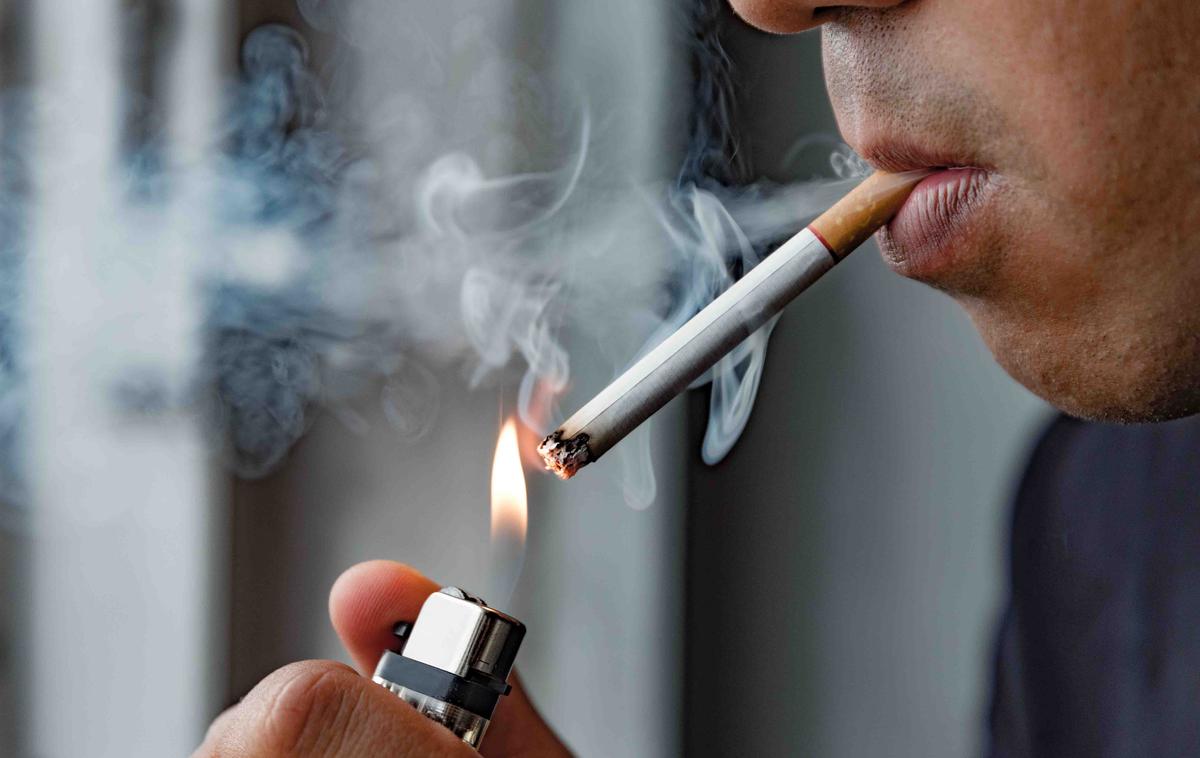 kajenje, cigarete | Zaradi kajenja v Veliki Britaniji sicer umreta kar dve tretjini dolgotrajnih kadilcev, vsako leto pa kajenje povzroči okoli 80 tisoč smrti. | Foto Shutterstock