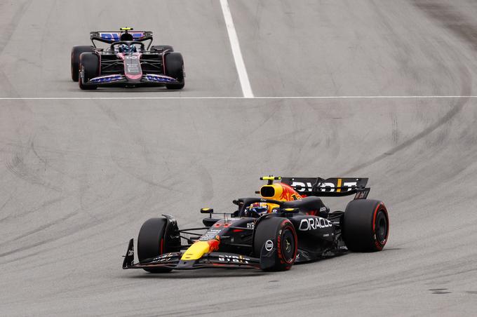 Sergio Perez se je po dveh kvalifikacijskih polomijah v Barceloni le uvrstil v prvo deseterico, v to sta se prebila tudi oba dirkača ekipe Alpine (na fotografiji Pierre Gasly). | Foto: Reuters