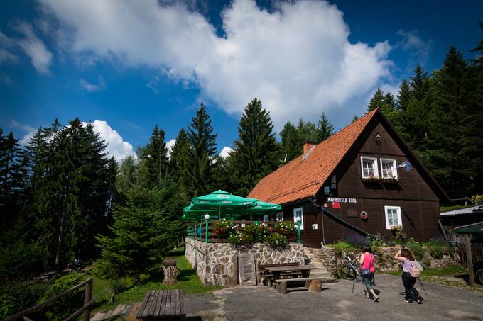 Mariborska koča je prva koča na Slovenski planinski poti, ki se začne v Mariboru, poteka čez Pohorje in se prek Kamniško-Savinjskih Alp, Karavank, Julijskih Alp in predalpskih hribovij spusti na Kras ter konča na Debelem rtiču ob Jadranskem morju. | Foto: Matjaž Vertuš