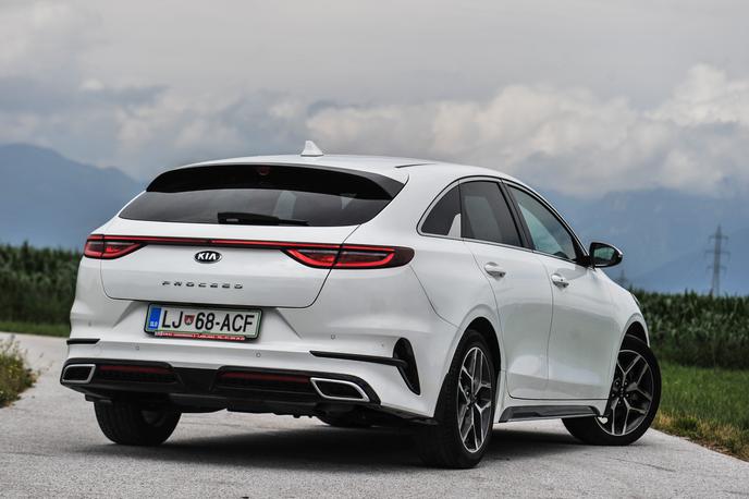 Kia proceed | Razlike med proceedom in sportswagonom: bolj položno zadnje steklo, ožje luči, povezane z rdečo linijo, višji spodnji rob vrat, dve izpušni cevi … | Foto Gašper Pirman