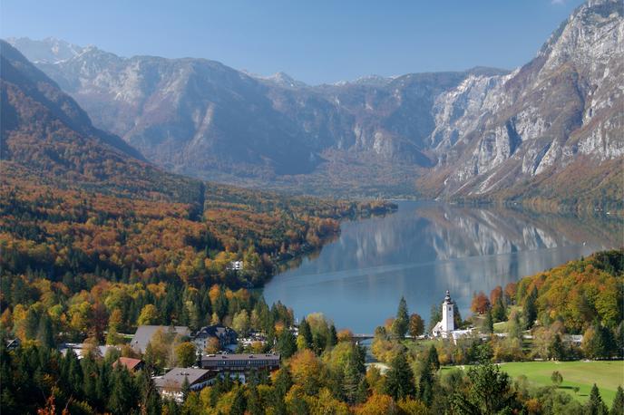 Bohinj | Največ prenočitev, 31 odstotkov vseh, so turisti ustvarili v gorskih, sledile so obmorske občine. Domači in tuji turisti pa so največ prenočitev ustvarili v hotelih.  | Foto Shutterstock