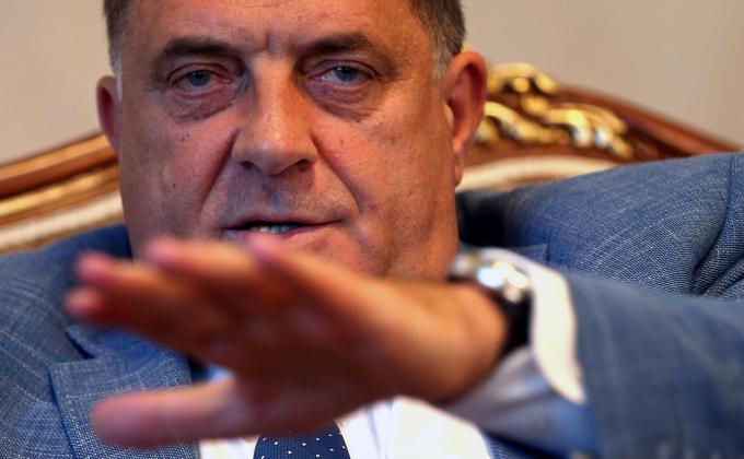 Dodik je napovedal že nove korake v smeri izločanja Republike Srbske iz pravosodnih okvirjev BiH. Vsako sodišče, ki bo na ozemlju te entitete poskušalo implementirati odločitve ustavnega sodišča bo razpuščeno, njeni uslužbenci pa odpuščeni, je zagrozil, še navaja Hina. | Foto: Reuters