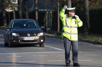 Ko policist stopi v križišče: žvižgi piščalke, nato zmeda, zvok zavor … 