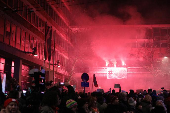 Protesti v Srbiji | V Srbiji so včeraj že deseti konec tedna zapored potekali protesti proti predsedniku Aleksandru Vučiću. | Foto Reuters