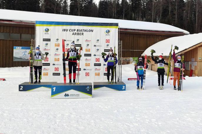 Lena Repinc - Arber pokal IBU | Lena Repinc (druga z desne) se je po 12,5-kilometrski posamični tekmi v Arberju udeležila podelitve nagrad najboljšim tekmovalkam. | Foto SloSki