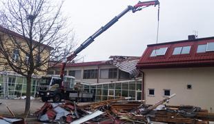 Reke poplavljajo, več tisoč ljudi brez elektrike #foto #video