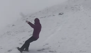 Zaradi obilnega sneženja promet marsikje oviran, težave povzroča tudi veter #video