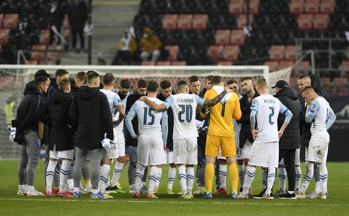 Slovenija je v četrtek v Trnavi remizirala s Slovaško (2:2), čeprav je imela večji del drugega polčasa igralca manj. | Foto: Reuters