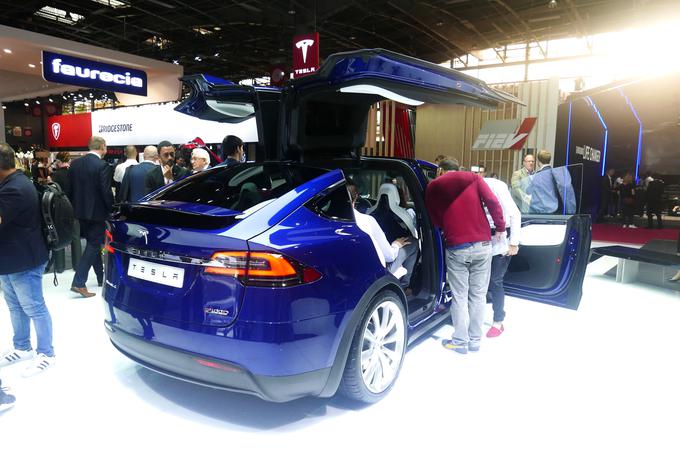 Tesla Motors je z modeloma S in X znatno pospešila preboj elektromobilnosti, saj so Američani k hitrejšemu razvoju prisilili tudi tradicionalne evropske avtomobilske proizvajalce. Najzmogljivejša različica tega crossoverja ima baterijo s kapaciteto sto kilovatnih ur, pospešek do sto kilometrov na uro v 3,1 sekunde in najvišjo hitrost 250 kilometrov na uro. | Foto: Gregor Pavšič