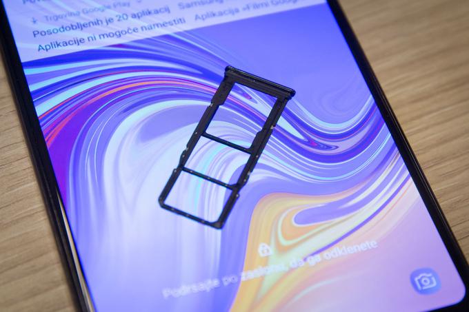 Uporaba pomnilniške kartice za nadgradnjo (sicer dokaj razkošnega) shrambnega prostora pametnega telefona Samsung Galaxy A9 ne bo odvzela funkcionalnosti druge kartice SIM; nosilec namreč ni hibridni in omogoča sočasno uporabo dveh kartic nano SIM in pomnilniške kartice microSD. | Foto: Bojan Puhek