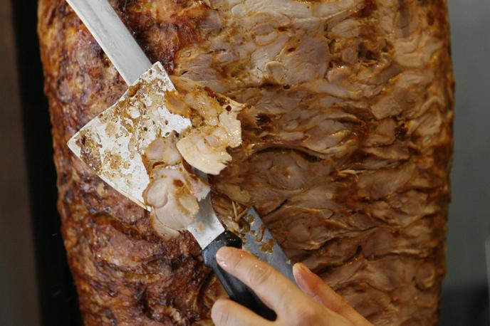 Kebab | Podjetje Alebon začasno ne sme prodajati kebaba. | Foto Reuters