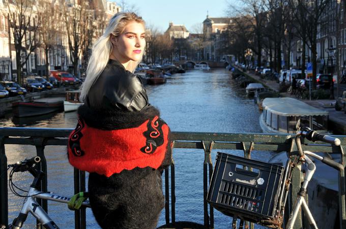 Za Amsterdam pravi, da je mesto, ki ji z vidika samoizražanja dopušča vse. "Vprašanje pa je, kako sama bom potem v tej svoji drugačnosti." Dodaja, da se za svoj prostor v Amsterdamu in tudi v Sloveniji ni nikoli borila, saj ji je poseben videz pomagal pri izstopanju. "In seveda družbena omrežja, prek katerih sem se začela povezovati z novimi ljudmi in delati pri različnih projektih." | Foto: 