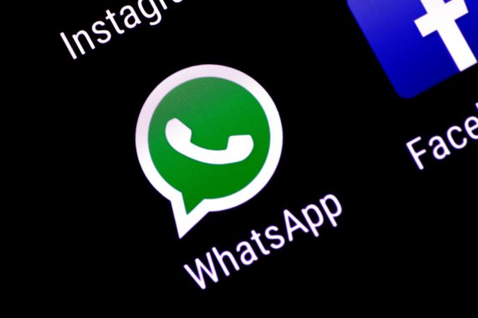 WhatsApp | Ena od največjih prednosti aplikacije za hipno sporočanje WhatsApp, to je kriptiranje sporočil med sodelujočimi, je po besedah strokovnjakov za javno zdravje ogromna ovira pri zajezitvi lažnih, zavajajočih in škodljivih informacij o koronavirusu ter njegovi epidemiji. Kako najti rešitev, ki varuje tako javno zdravje kot zasebnost posameznikov? | Foto Reuters