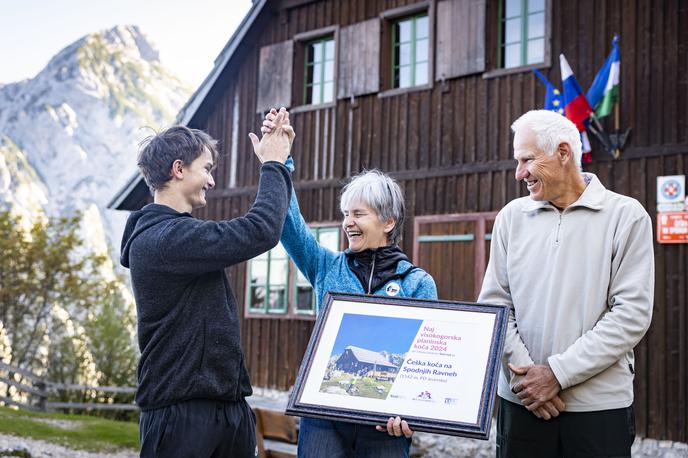 Češka koča na Spodnjih Ravneh - Naj visokogorska planinska koča 2024 | Karmen Klaura in njen pomočnik Jakob Rihter, ko jima je Jože Rovan podelil plaketo. | Foto Bojan Puhek