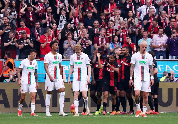 Robert Andrich je v 27. minuti popeljal Bayer Leverkusen proti Augsburgu v vodstvo z 2:0. Na koncu so novopečeni prvaki zmagali z 2:1 in nadaljevali niz nepremagljivosti. Zdaj traja v tej sezoni kar 51 tekem. | Foto: Reuters