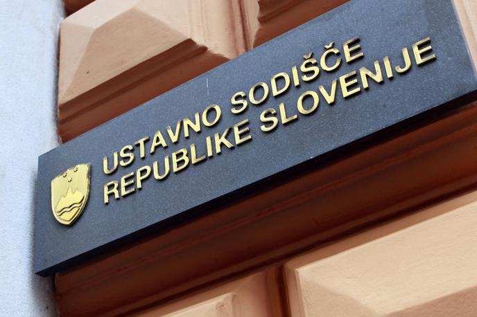 Ustavno sodišče | Na ustavnem sodišču so v sklepu pojasnili, da je bil med postopkom pred ustavnim sodiščem sprejet zakon o interventnih ukrepih na področju zdravstva, dela in sociale ter z zdravstvom povezanih vsebin. Ta je posegel tudi v 1. odstavek 31. člena zakona o zdravstvenem varstvu in zdravstvenem zavarovanju ter ga dopolnil. | Foto STA