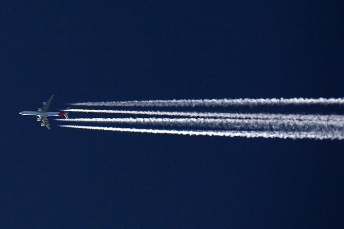 Sledem, ki nastajajo za potniškimi letali, se po angleško pravzaprav reče contrails. Gre za kombinacijo angleških besed za kondenzacijo in sled. Contraile ustvarjajo reaktivni motorji letal, ki letijo na višini deset in več kilometrov. Zrak je tam zelo mrzel, temperature lahko dosežejo tudi –60 stopinj Celzija. Vroč izpust reaktivnih motorjev se zato po izstopu iz reaktivnih motorjev v trenutku kristalizira v led in s tem ustvarja sledi, ki jih vidimo na nebu. Od vlažnosti ozračja pa je odvisno, kako dolgo se bodo sledi na nebu nato tudi obdržale. | Foto: Thinkstock