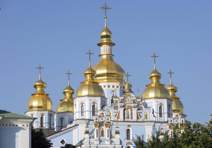 Kijev je bil v srednjem veku prestolnica Kijevske Rusije, ki pa je ne moremo enačiti s sodobno Rusijo, ampak je del skupne zgodovine vseh treh vzhodnoslovanskih narodov. Putin, ki v skladu z malorusko teorijo zanika obstoj ukrajinskega naroda (zanj so Ukrajinci le ena od treh vej ruskega naroda) in upravičenost obstoja ukrajinske države, si morda želi zasesti Kijev tudi zato, da bi se pred Rusi pokazal kot nekdo, ki je Rusiji vrnil "zibelko ruske državnosti".  | Foto: Guliverimage/Vladimir Fedorenko