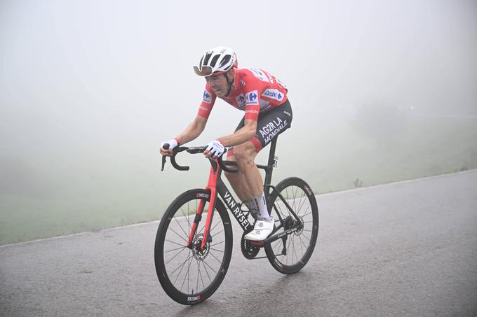 Ben O'Connor je z borbeno vožnjo zadržal rdečo majico na svojih plečih. In videti je, da bo njegova vse do konca petkove etape. | Foto: Guliverimage